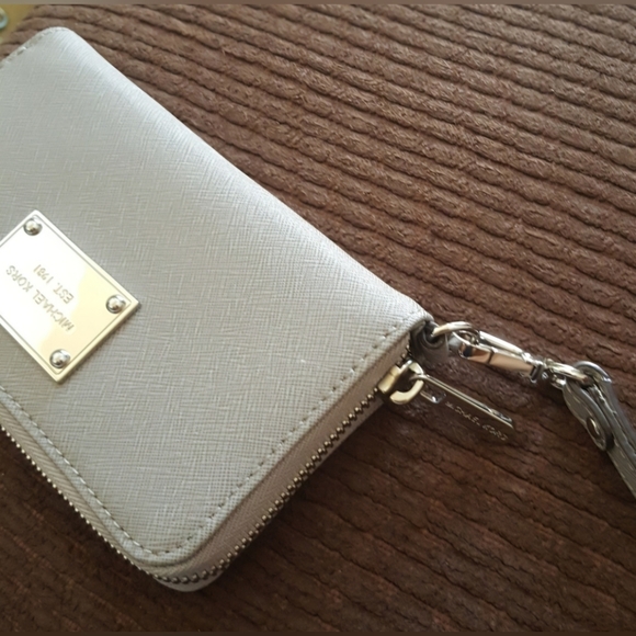Michael Kors Wristlet - Picture 1 of 7